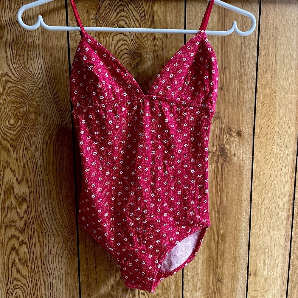 Adorable red and white floral print body suit ❤️